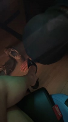 【汐言】网吧包间偷闻鞋子被发现【下】 bf27242