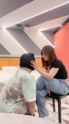 【佳佳】精神小妹狂抽耳光/袜子堵嘴踩踏 bf27230