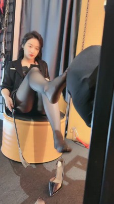 【鑫儿教头】囚禁狗笼强制舔鞋/喝口水圣水/藤条抽 bf27192