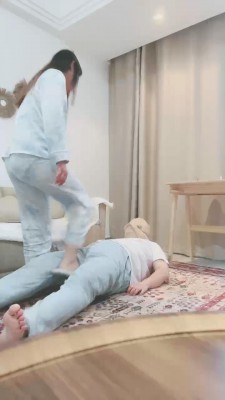 【小欣欣】情侣主羞辱偷懒家狗/伺候亲热/鞋底耳光虐乳【完整版】bf27393