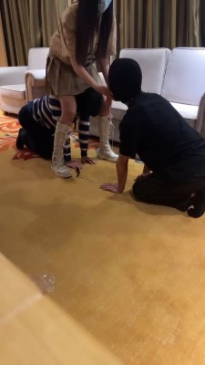 【伊妮】双S-骑马轮流耳光/鞭打闻臭脚【双视角版】 bf27228