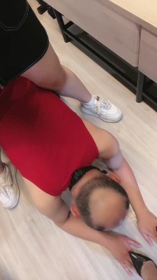 【羽珊】双S-脏小白鞋白袜+高跟裸足舔/转胯遛狗【双视角版】 bf27167