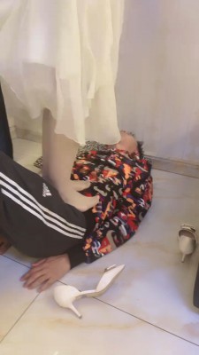 【依依子】肉丝全体重踩踏/鞭打/虐乳臭脚狂舔 bf27446