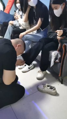 【精神小妹】4素人学生S-轮流原味脚深喉/踩踏/气味羞辱 bf27560