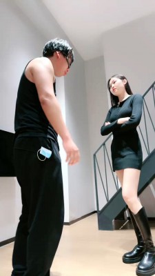 【倪梵】双S长靴踩踏/鞭打/强制磕头/喝口水圣水 bf27588