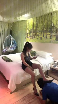 【少女S】高跟肉丝踩踏蹂躏/转胯爬行/坐脸窒息 bf27630