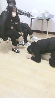 【粥粥大人】学生情侣主-下跪舔鞋闻袜跪爬 bf27650