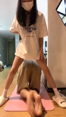 【香菜】大学生S白袜裸足闻舔/转胯遛狗/腿绞窒息 bf27917