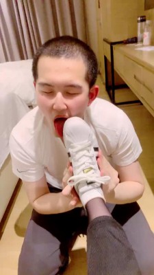 【曼妮老师】贝壳头黑丝脚闻舔/喂食鞋垫面包/踩踏深喉 bf28015