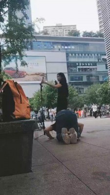 【全能来福M】给路人美女跪拜会是什么反应 bf28008