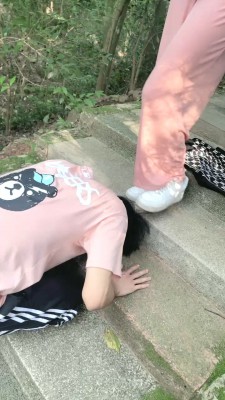 【欣欣】户外调-舔脏鞋/转胯爬行/揪耳朵/头顶鞋闻袜 bf28154