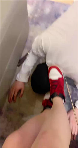 【不知名美女】超会舔脚的狗  JS230510