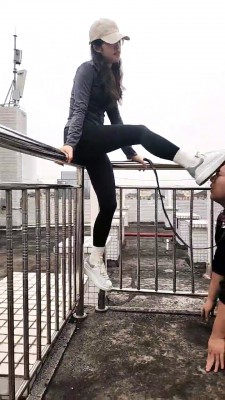 【素人星探】户外阳台小白鞋女神调-骑马踩踏虐乳/舔鞋袜 bf28159