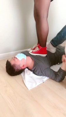 【小欣欣】情侣主踩踏专场-运动鞋+黑丝踩/臭脚捂脸闻 bf28149