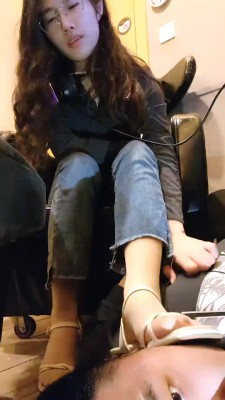 【素人星探】电竞网吧玩狗-肉丝凉鞋踩狗/喂口水/虐乳 bf28208