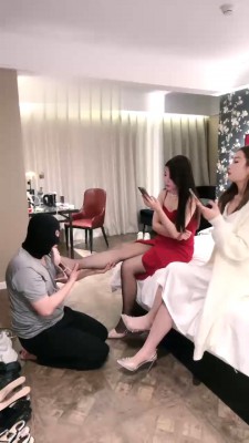 【宸宸】双S高跟黑丝踩食物喂食/踩狗爪/脚插嘴/骑马【双视角版】bf28325