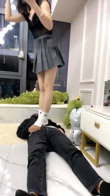 【阿昆】私生活圈养-白袜脚踩踏/按摩伺候/裸足舔 bf28452