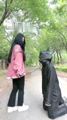 【桃幼幼】艺校女神户外遛狗-骑马爬行/小白鞋踢踹/踩踏 bf28374