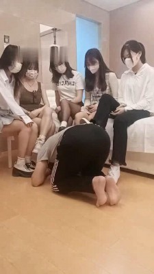 【金桔小主】5S群调群踩/遛狗骑马/虐乳钻胯/深喉/强迫升水 bf28365