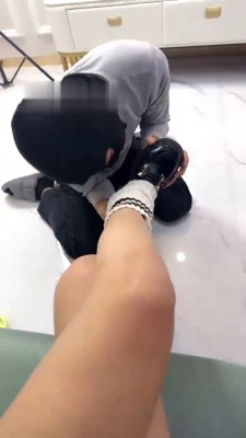 【阿昆】学生妹首调-长筒袜皮鞋舔/臭脚蹂躏脸/酸奶喂食 bf28485