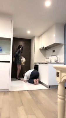 【万一】情侣主VS绿帽-踩踏食物喂食/吊绑狠抽/吃丝袜 bf28392