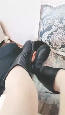 【嘉妮】强制奶狗闻白袜脚/长靴鞋窝/脚踩碾压/舔裸足 JS23051702