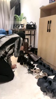 【美娜S】长腿车模黑丝高跟驯化-头压马桶喝圣水/舔多双高跟 bf28478