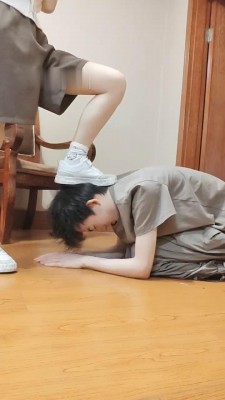 【米噢】萝莉主小白鞋碾压狗/裸足喂食酸奶深喉 bf28497