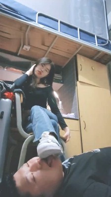 【嘉妮】女生寝室犯贱-舔脏鞋原味丝袜脚/强制闻鞋窝/全体重踩 bf28613