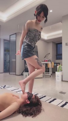 【禾he】精神小妹开发闺蜜-高跟插嘴/喂口水/强制舔鞋/掐脖窒息 bf28591