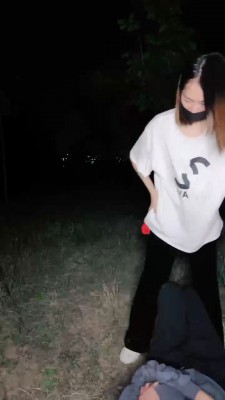 【小笑魔】户外抓住偷瓜狗虐打-小白鞋踩/捆绑/骑马 bf28560