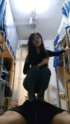 【素人星探】偷溜女生宿舍被虐-白袜踩/骑马/深喉/虐乳/舔鞋 bf28632