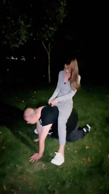 【uuu】户外惩罚猥琐大叔-小白鞋踩舔/骑马爬行/白袜塞嘴/脚插嘴 bf28770