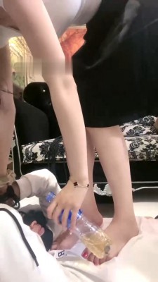 【佳佳】捆绑裸足踩踏/强制圣水/鞭打脚插嘴 bf28838
