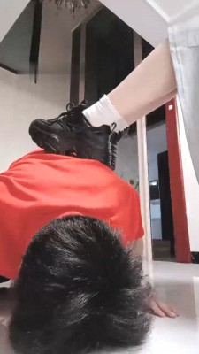 【樱子大人】萝莉主白袜气味羞辱/裸足踩/衣架抽 JS23052849