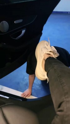 【琪琪大人】户外车库让狗跪舔裸足  JS23060801