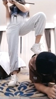 【珍妮儿】小白鞋全体重踩踏/袜子泡水/插嘴/舔鞋底 bf29478