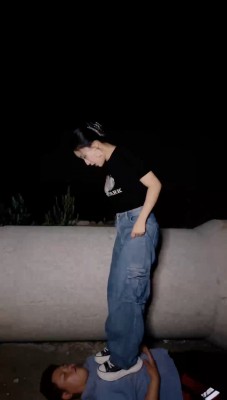 【潘妮女王】户外公园-骑马/全体重踩/爆踹/遛狗爬行 bf29531