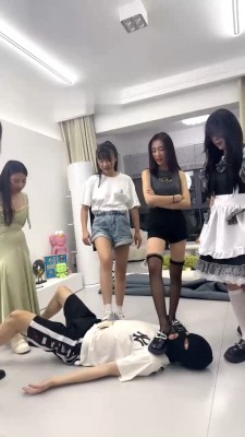 【狗哥】5S火力全开-全体重踩/骑马轮流舔鞋/转胯/臭脚捂脸/插嘴 bf29654