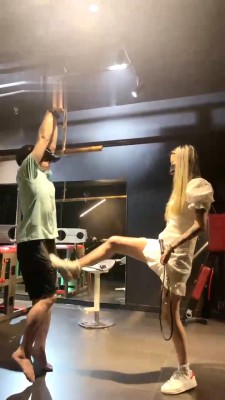 【雯希】小白鞋白袜-吊绑踢踹/鞭打sp/踩踏喂食【完整版】 bf29854