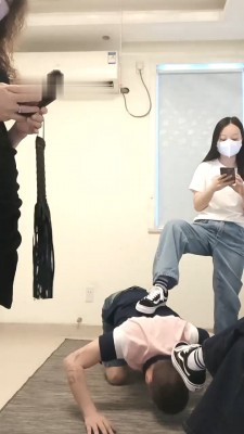 【陌初】亲母女S圈养调-踢踹踩/鞭打耳光/棉袜脚插嘴/【三视角完整版】