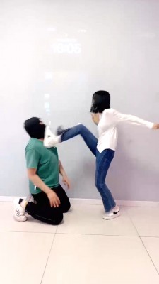 【精神小妹】素人学生调-重度踢踹/白袜塞嘴/踩狗爪/全体重踩 bf29898