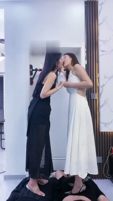 【麋鹿银儿】拉拉专场-全体重踩/骑马耳光/人肉坐垫/舔裸足 bf30104