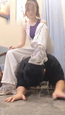 【素人星探】素人模特白袜踩脸窒息 bf30155