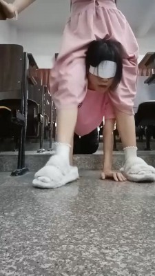 【小可可】母畜-狗爬转胯/舔闻白袜毛拖鞋/喝圣水/踩狗头 bf30074