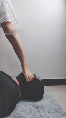 【萌宝儿】小白鞋全体重踩/脚喂食/船袜塞嘴/碾压狗爪 bf30255