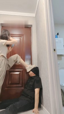 【丫丫】暴力耳光/电击乳头/高跟踩/鞭打踹头踩脸夹头 bf30257