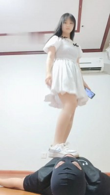 【悦主大大】小白鞋白丝-转胯/全体重踩踏/臭脚丫捂脸 bf30332