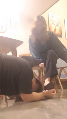 【素人星探】麻辣女老师-高跟踩手/sp/鞋深喉/闻舔肉丝玉足 bf30278