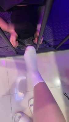 【梓夫人】圈养第三天-清理鞋底/舔闻脏棉袜JS23070709